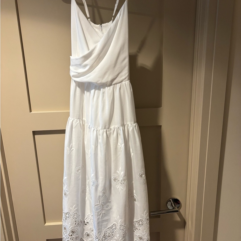 Elegant White Sleeveless Dress